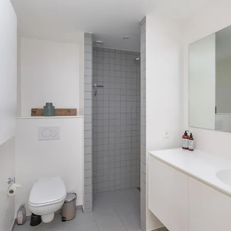 Lys 3 Vaerelses Med 26 M2 Sydvendt Altan Lejlighed *